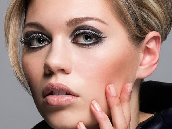 Вам бы идеально подошел макияж 60-х годов!