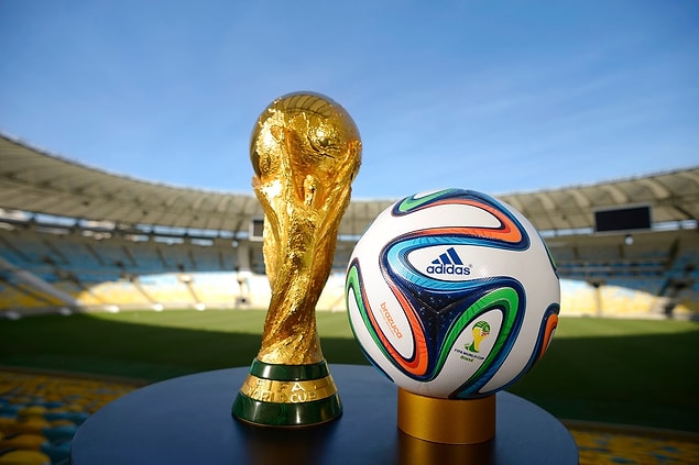16. "Ülkemizde 2018'de düzenlenecek Dünya Kupası turnuvasının hazırlıkları sürüyor. Mikrofonumuzu milli oyuncu Mesut Özil'e uzatıyoruz."