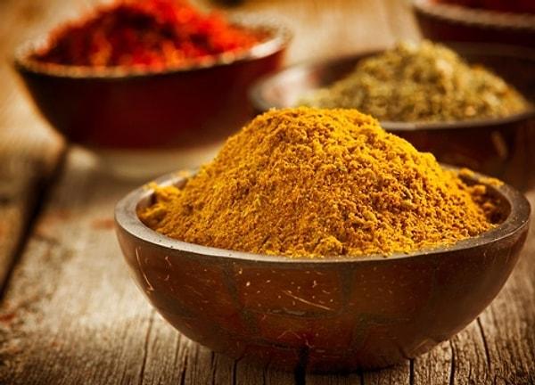 1. Baharat olarak kullanılır: Hint safranı olarak da bilinen ve körinin ana maddesi olan zerdeçal, çoğu Hint yemeğinde kullanılan ana baharat.