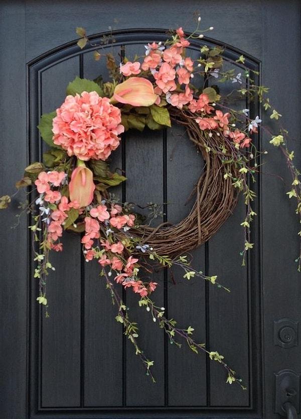 1. İlk olarak evinize girişte çiçeklerden bir kapı süsü fikrine ne dersiniz?