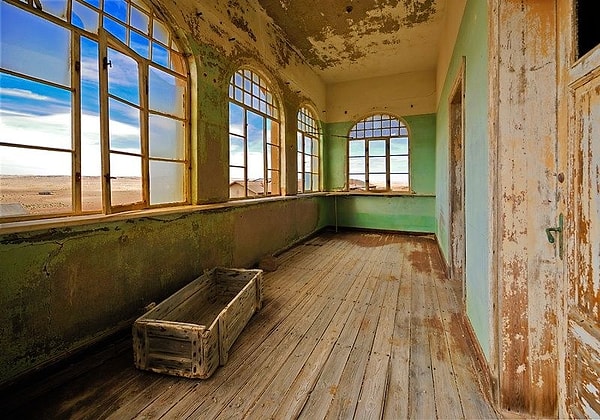 8. Шикарно обставленные, яркие домики сегодня пустуют, а древесина и краска подвергаются воздействию песка и ужасной жары.