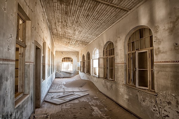 9. С течением времени ветер приносил в оставленные дома всё больше и больше песка.