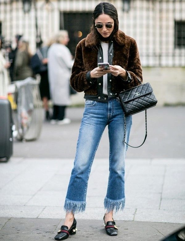 2. Теперь джинсы с модной бахромой можно сделать самостоятельно! Фантазируй над размерами и формой.