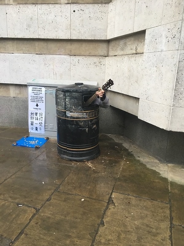 1. Кто-то обнаружил этого мужчину играющим песни Джонни Кэша в урне.