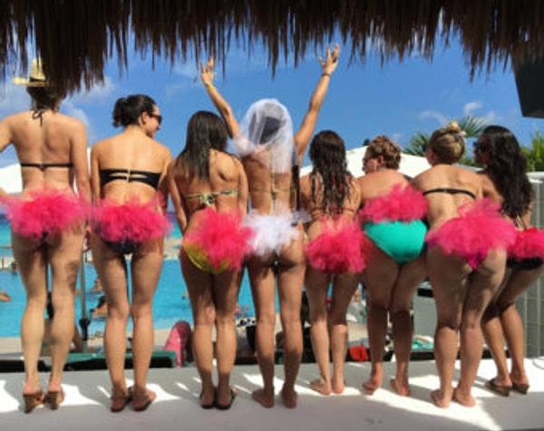 9. Tatilli bekarlığa veda partilerinde bikiniye takmalık ponpon