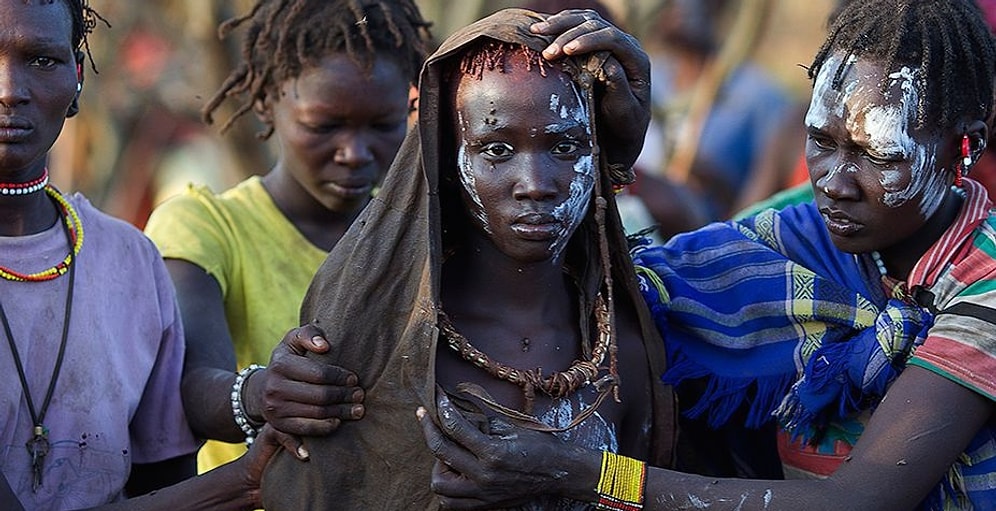 "Утюжка" груди — еще одна шокирующая традиция помимо женского обрезания!