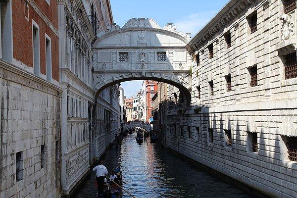 4. Romantizmi biraz daha artırmak isteyenler için gondol sefası da dahil; Venedik.