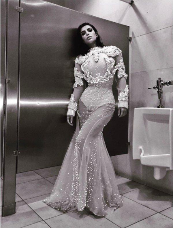 Kardashian'ın hoş bir pozunu gittikleri mekanın tuvaletinde çekti ve kısa süre içinde çektiği bu poza beğeni yağdı.