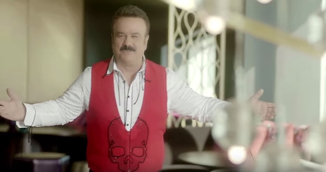 11. Serdar Ortaç stayla çekilen klibe çok emek harcandığı belli. Ancak notumuzu şu kombinden kırmak zorundayız.