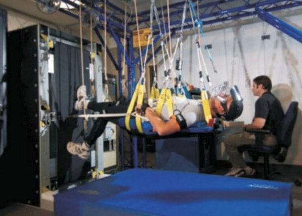 6. Медики на всех этапах детально следили за реакциями человеческого организма, проводя всевозможные тесты.