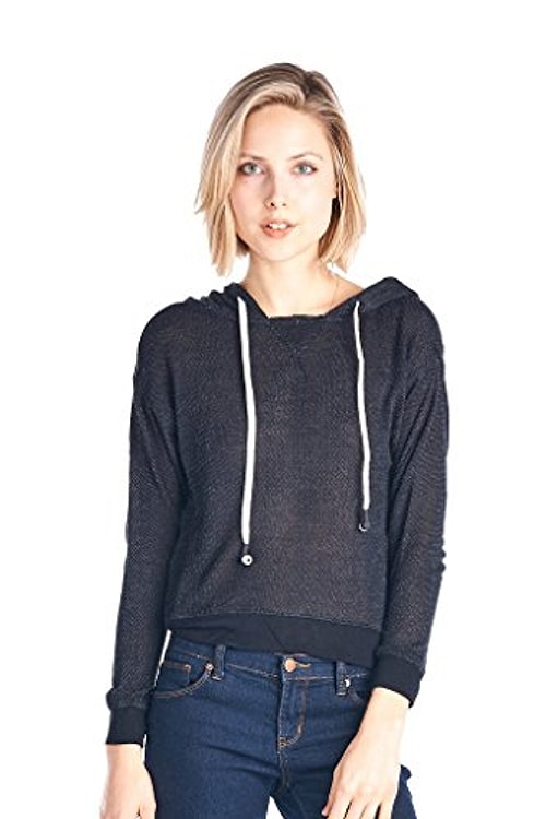 Kapüşon ipleri birer kulaklık olan sweatshirt.