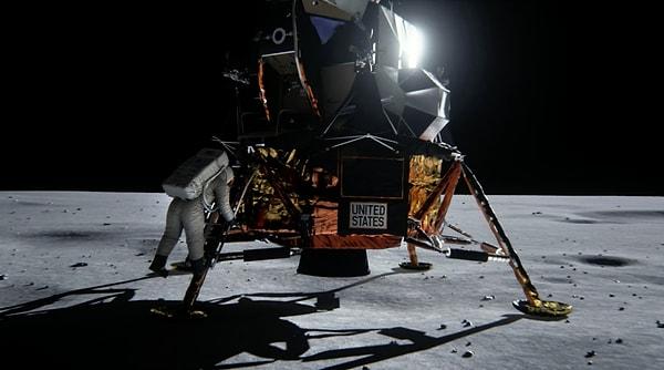 10. Neil Armstrong'un Ay'a ayak bastığı, Ay yüzeyine yapılan insanlı ilk uzay uçuşunun adı nedir?