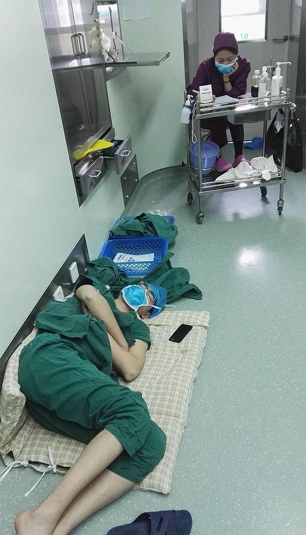 Bu uzun ve yorucu günün ardından Heng hastane koridorunda yerde uyurken bir iş arkadaşının objektifine takıldı.