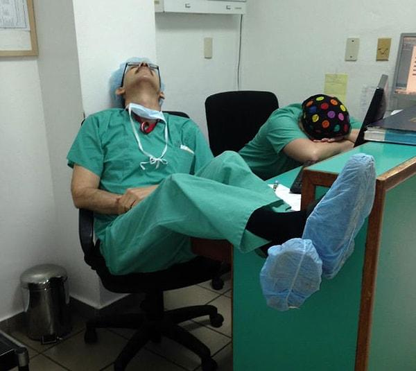 Genellikle 30 saate kadar aralıksız çalışan doktorların uyuakalmış fotoğraflarını görüyoruz.