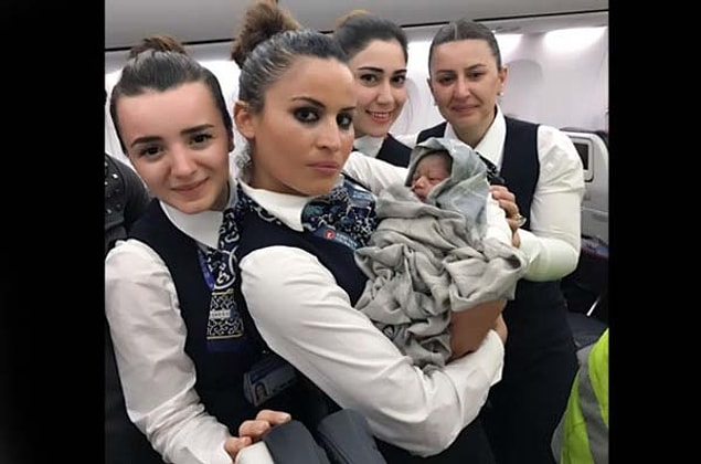 Gine asıllı Fransız vatandaşı Diabi Nafy isimli kadın, uçuştan yaklaşık 1 saat sonra sancılanmaya başladı. Bu sırada uçak, Mali'nin üzerinden geçiyordu.