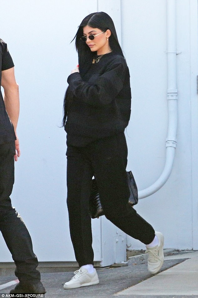 Yani sonuç olarak Kylie'nin aşktan dili yansa da zaten maddi açıdan sıkıntı çekecek taraf olmayacağı kesin.