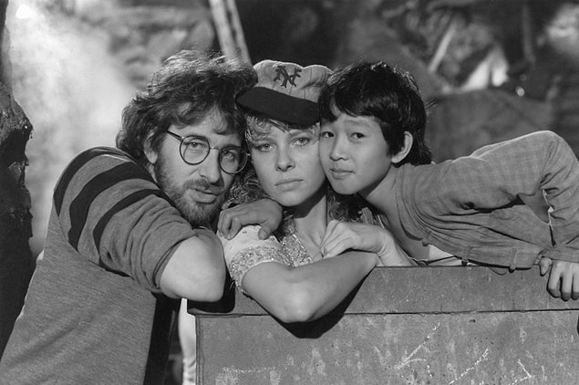1. Steven Spielberg, Indiana Jones serisinin tüm filmlerine baktığında 1984 yapımı 2. filmi diğerleri kadar beğenmediğini söylemişti.