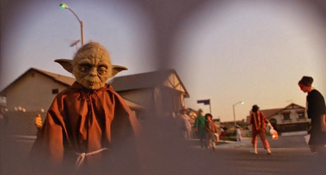 6. Cadılar Bayramı sahnesinde E.T.'nin Yoda kostümü giymiş bir çocukla karşılaşması ve onu tanıyormuş gibi görünmesi; izleyeni, onun Star Wars evrenindeki bir galaksiden olduğu düşüncesine sokuyordu.