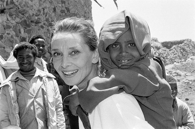 12. Audrey Hepburn, bu filmdeki rolü için toplamda 1 milyon dolar aldı ve bu parayı bir kuruşuna bile dokunmadan UNICEF'e bağışladı.