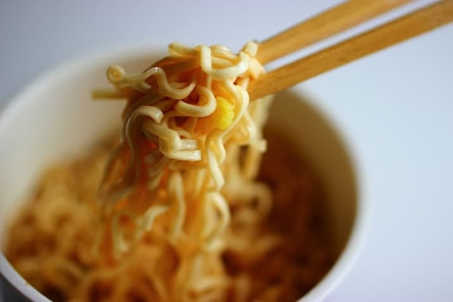 9. Hazır noodle'lara bir kaşık fıstık ezmesi yakışır.