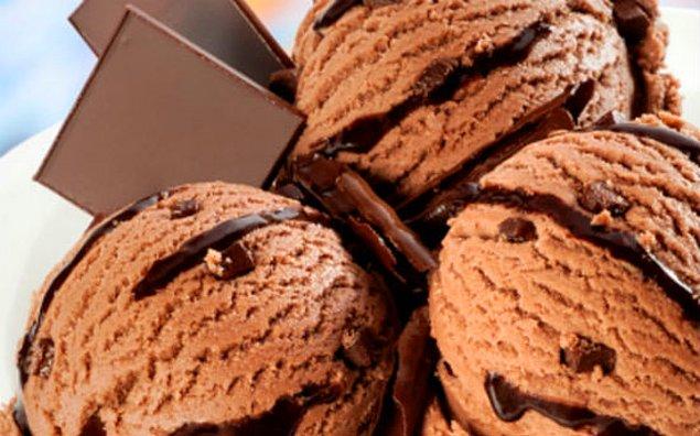 Çikolatalı dondurmasın hem de parçacıklı!