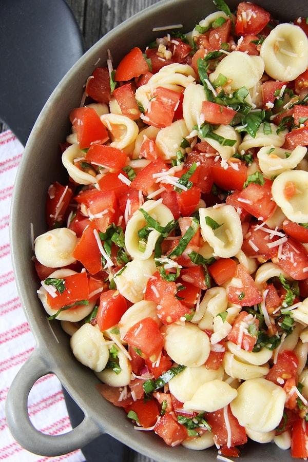 11. Bahar tadında domatesli makarna salatası!