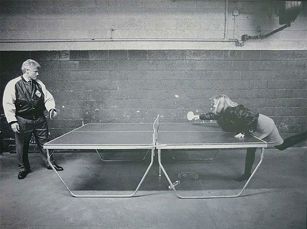 7. Билл и Хиллари Клинтон играют в пинг-понг