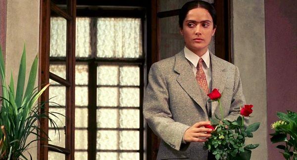 8. We knew that Frida Kahlo had problems with gender roles and that she often wore drag. That's what Salma Hayek did!