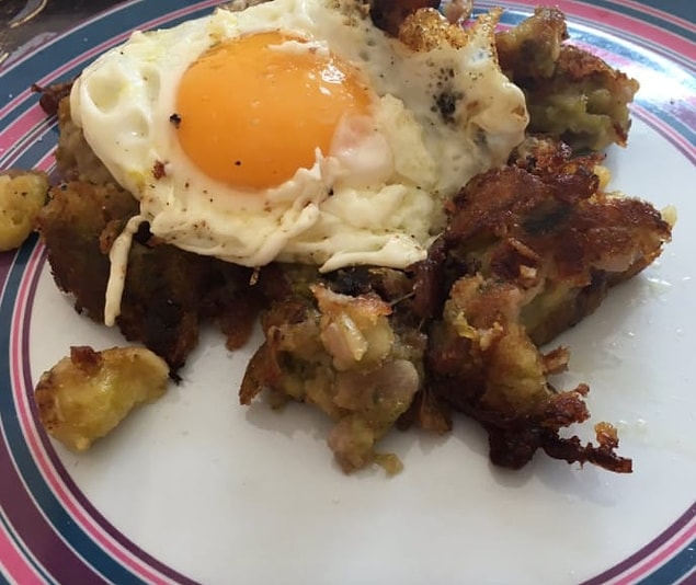 Üzerinde yumurta ile lahana ve et