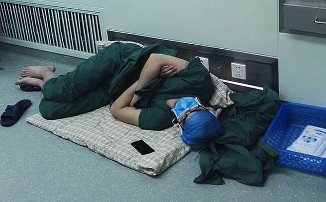 3. 28 saatlik mesaisinde tam beş operasyon yapan Çinli cerrah Luo Heng.