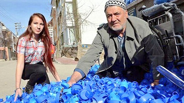 7. Eskişehir'de yıllardır topladıkları milyonlarca kapak ile tam 81 engelli vatandaşı tekerlekli sandalyeye kavuşturan Halit Dede ve Torunu 👏