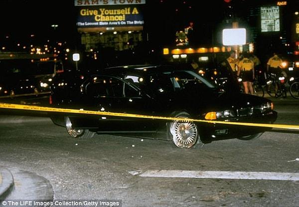 ....ama sonunda 7 Eylül 1996'da Las Vegas'ta Tupac'ın ölümüne sebep olan silahlı saldırı gerçekleştirldiği anlatılıyor.