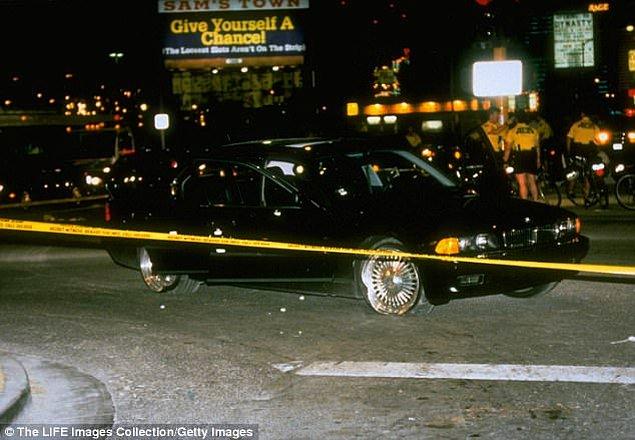 ....ama sonunda 7 Eylül 1996'da Las Vegas'ta Tupac'ın ölümüne sebep olan silahlı saldırı gerçekleştirldiği anlatılıyor.