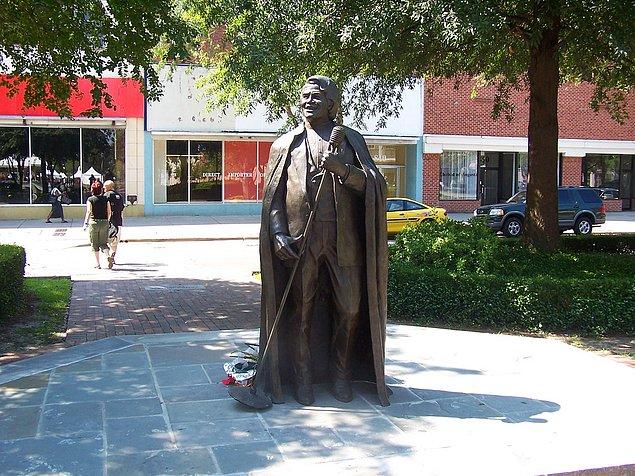 Amerika’nın Georgia eyaletinde, Augusta’da 2005 yılının ortalarında, Broad Sokağı’nın ortasına Soul müziğinin babası James Brown’ın bronzdan yapılmış bir heykeli dikildi.