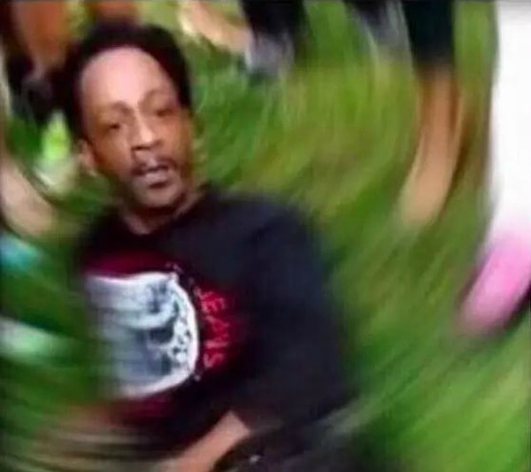 8. Когда вы переводите будильник ещё на 5 минуточек, но в итоге засыпаете на целый час: 😩