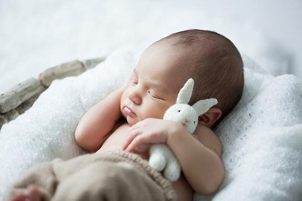Yenidoğan bebekler günde yaklaşık 20 saat uyuyabilir.