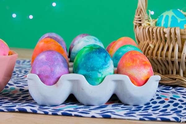 10. После того, как вы очистите яйца от пены, получится вот такой вот радужный рисунок: 👍