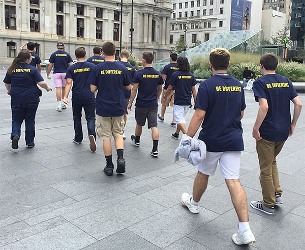 3. Надпись на футболках "Будь другим"