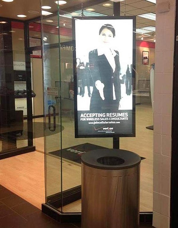 9. Надпись на плакате "Принимаем резюме"