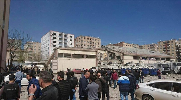 Patlamanın olduğu binada çökme olurken, bölgeye AFAD ekipleri gönderildi. Patlamada çevredeki ev, işyeri ve araçlarda hasar oluştu.