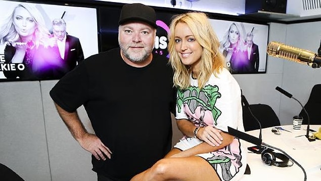 Avustralya’da KIIS FM’de Kyle and Jackie O Show'un bir parçası olarak yayımlanan Naked Dating (Çıplak Buluşma) isimli program, kendine bir partner arayan kadın ve erkekleri bir araya getiriyor.
