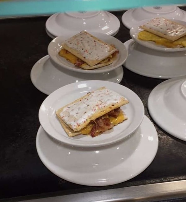 1. Как вам эти сэндвичи из печенья с добавлением яиц, бекона и сыра?