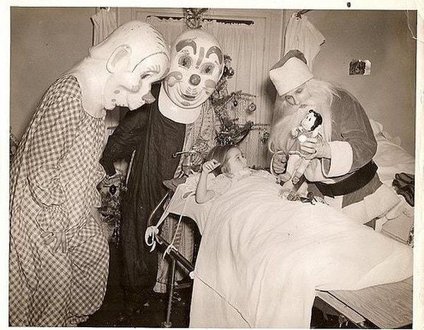 6. 1950'li yıllarda hastanede yatan çocukların davetsiz misafirleri.