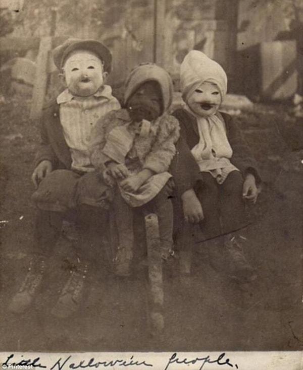 11. 1900'lerin başında cadılar bayramı için giydirilmiş çocuklar.