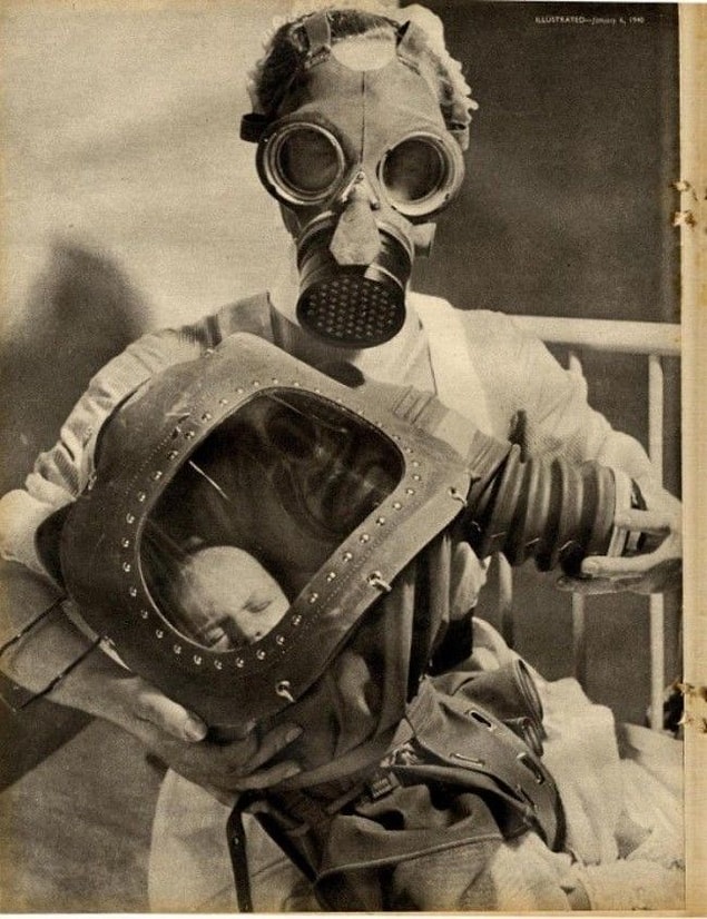 14. Yeni doğmuş bir bebekle gaz maskelerinin içinde poz veren hemşire.