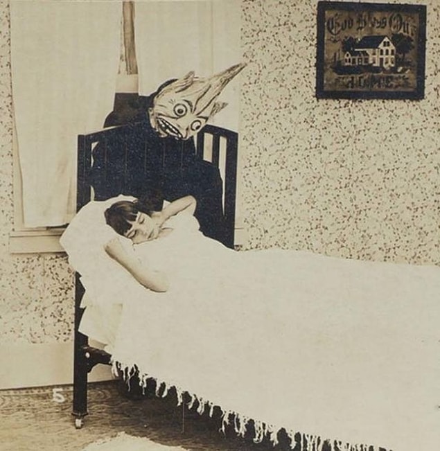 15. Yatağın altında saklandığı düşünülen ve çoğumuzun halen korktuğu temsili 'yaratık'.