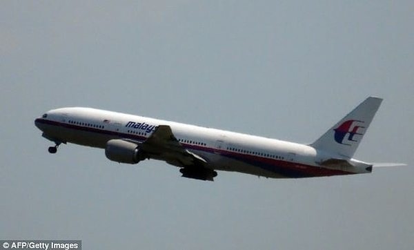 8. Снимок самолета Boeing 777, сделанный через несколько секунд после отправки. Через три часа этот самолет будет сбит над Донецкой областью, выживших на борту не окажется