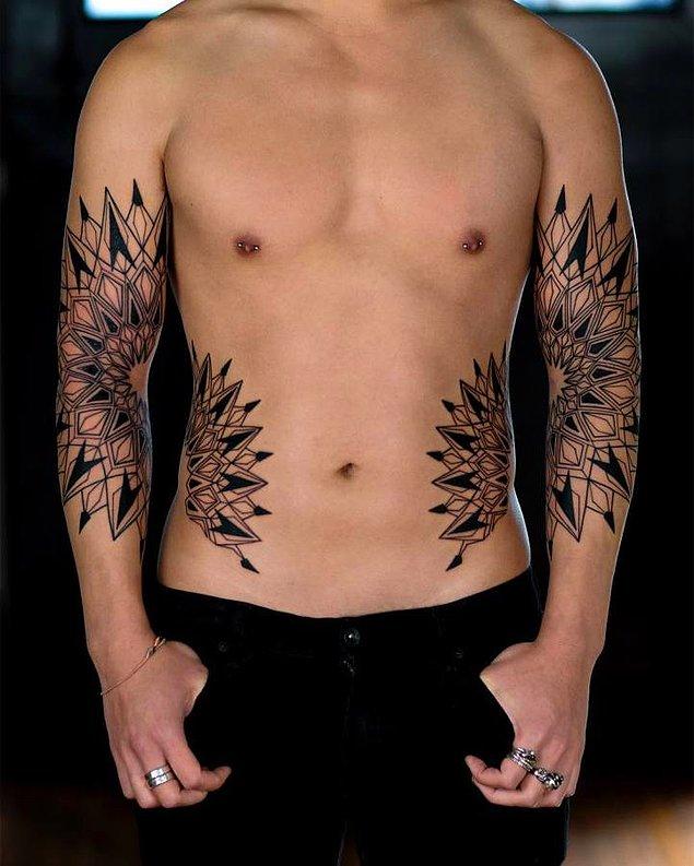 11. Hem Maori kabileleri tarzı dövmeler hem de geometri bir araya gelmiş oluyor.