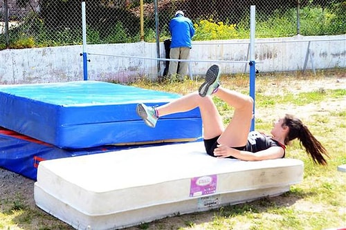 Ve buna rağmen düşme minderi yeterli boyutta değildi. Seçmelerdeki sporcular sakatlanma tehlikesi yaşadı.