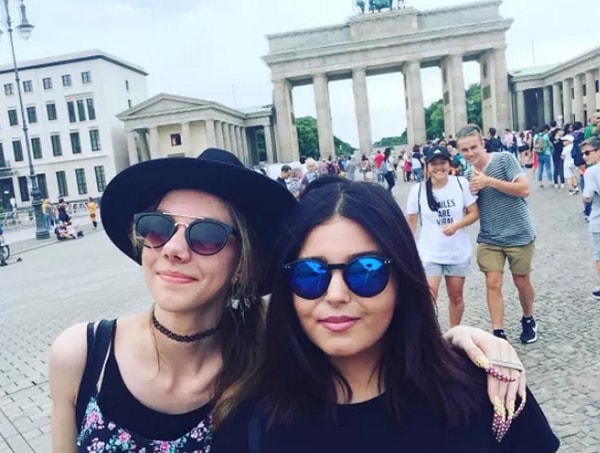 1. Это Симона Тейлор, 16-летняя девушка, которая не стригла свои ногти с августа 2014 года.